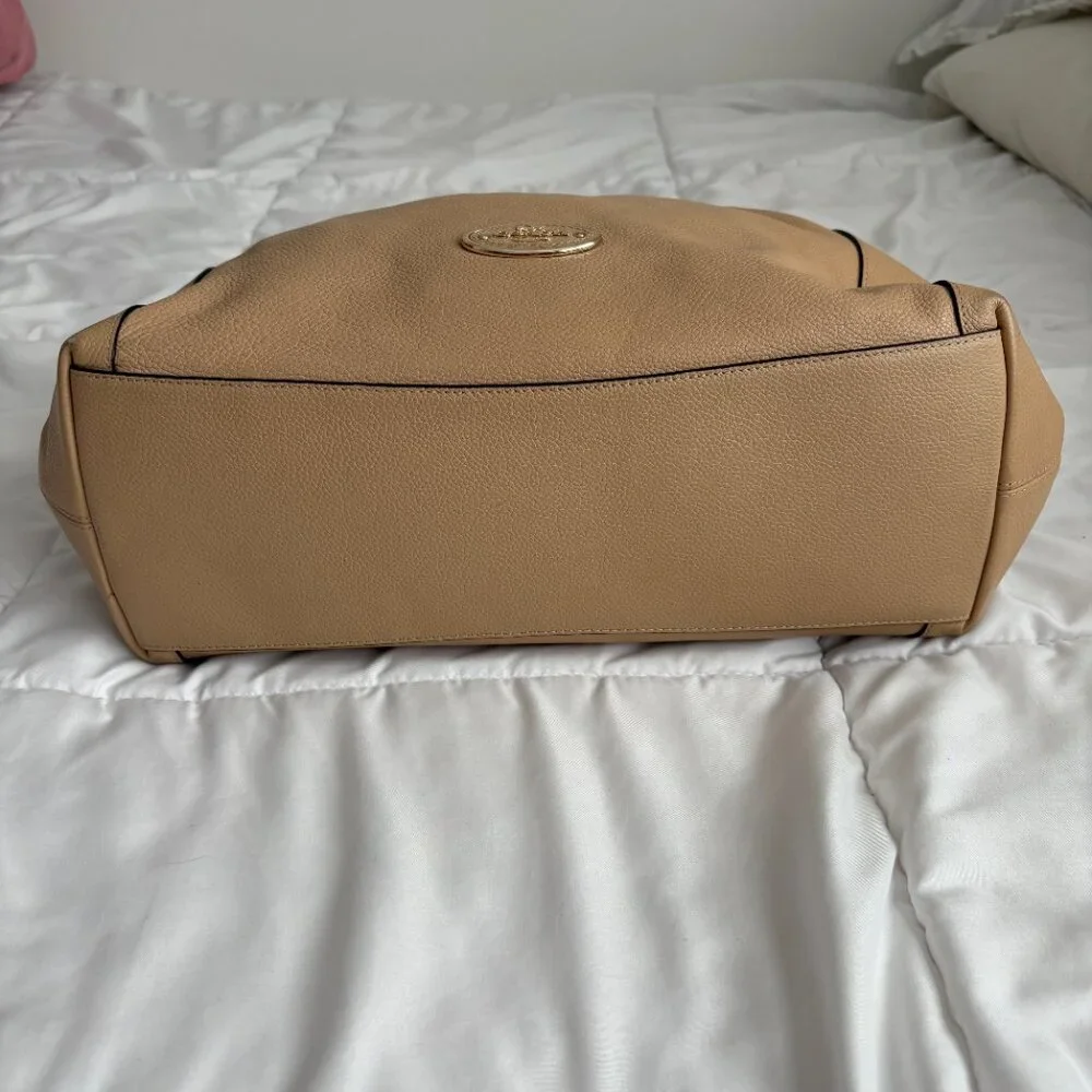 Coach Edie Pebbled Leather Shoulder Bag Tan Taupe Turnlock Gold Hardware Chic